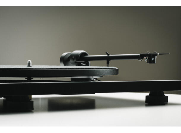 Pro-Ject E1.2 Phono - sort piano Platespiller med innebygd  RIAA-trinn 