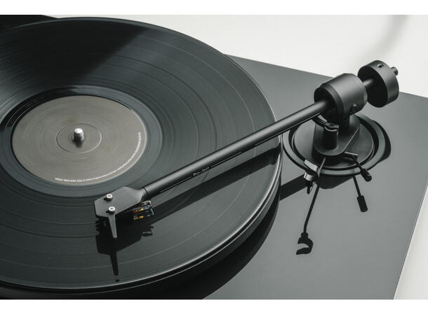 Pro-Ject E1.2 Phono - sort piano Platespiller med innebygd  RIAA-trinn 
