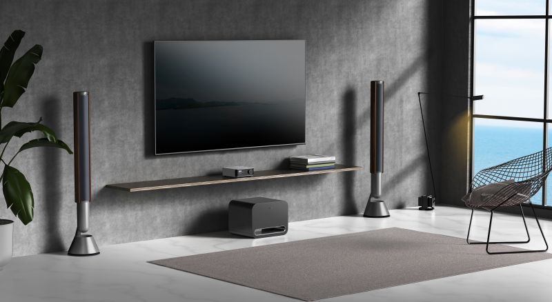 WiiM Amp koblet til TV og høyttalere på benk