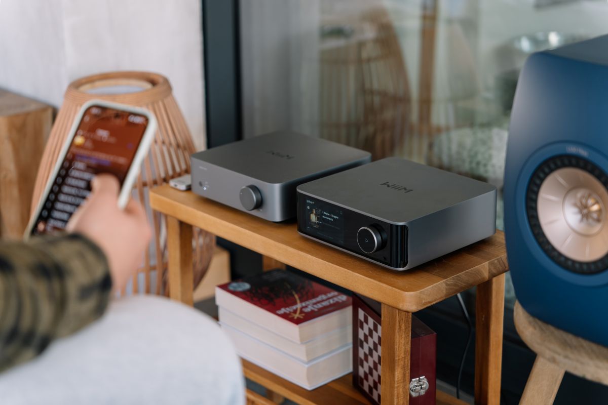 WiiM Ultra og andre komponenter i et moderne interiør